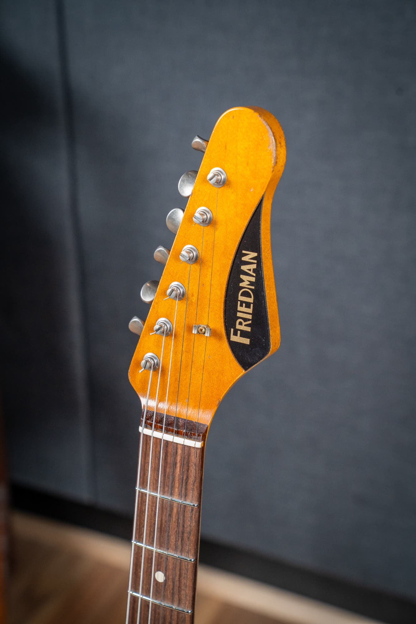 Friedman Vintage T - Rosewood FB - Nitro Fiesta Red Medium Aged (Classic 90 / HB Pickups)